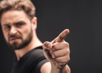 Pessoas sem autoconsciência dizem essas 13 coisas ofensivas com frequência