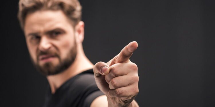 Pessoas sem autoconsciência dizem essas 13 coisas ofensivas com frequência