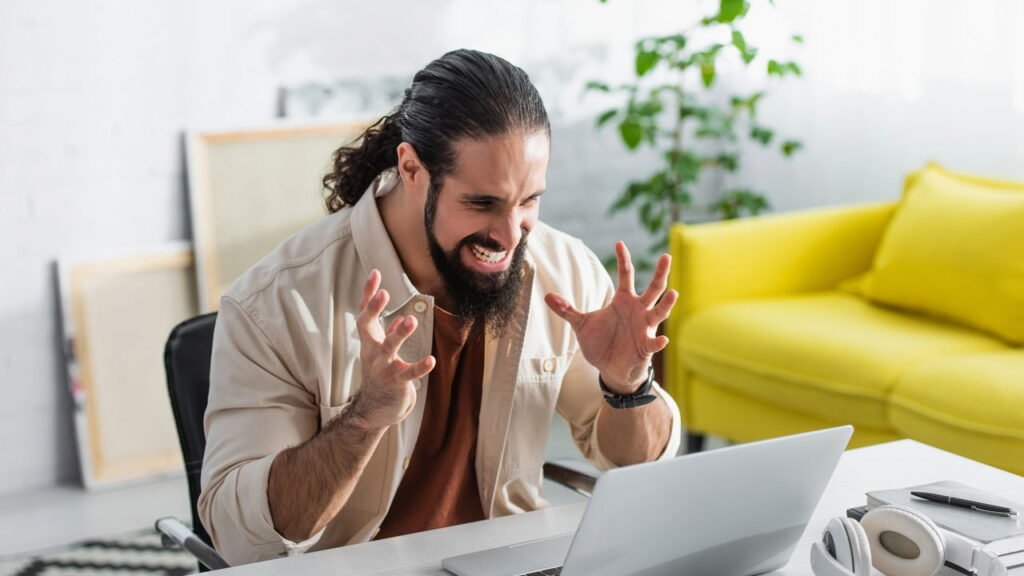 Pessoas sem autoconsciência dizem essas 13 coisas ofensivas com frequência