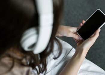 Se você já chorou ouvindo uma música, a psicologia diz que você tem essas 7 características distintas