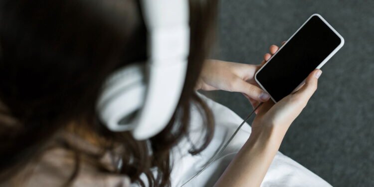 Se você já chorou ouvindo uma música, a psicologia diz que você tem essas 7 características distintas