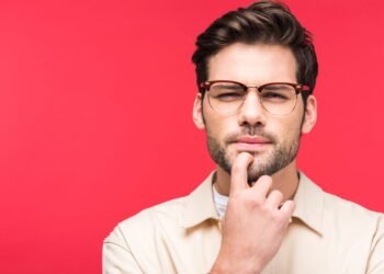 15 coisas estranhas que pessoas altamente autoconscientes fazem secretamente