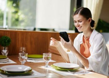 O que significa para uma pessoa comer sozinha em restaurantes, segundo a psicologia