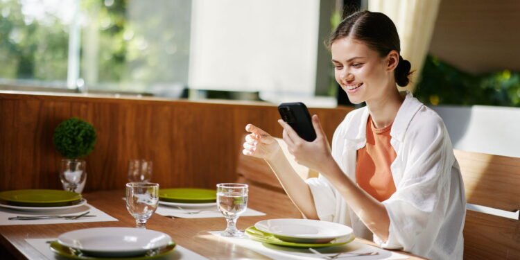 O que significa para uma pessoa comer sozinha em restaurantes, segundo a psicologia