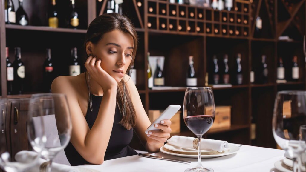 O que significa para uma pessoa comer sozinha em restaurantes, segundo a psicologia