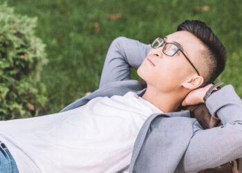 O que significa sonhar com um ente querido que morreu, segundo a psicologia