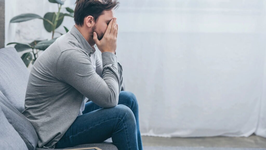 13 coisas que as pessoas dizem quando fingem estar bem