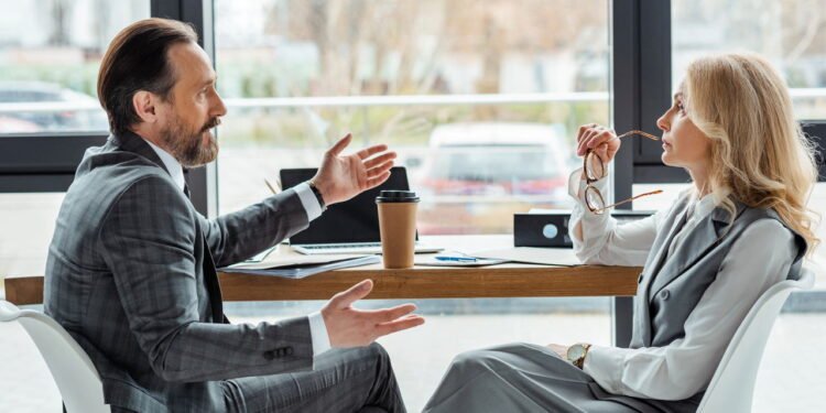 13 maneiras inteligentes de encerrar conversas indesejáveis