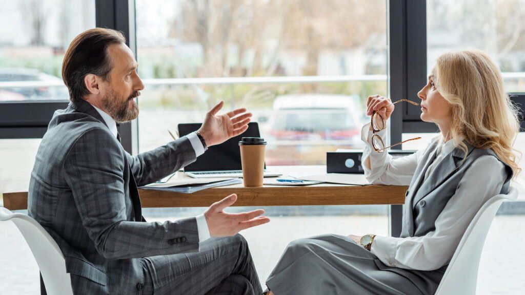 14 coisas que narcisistas secretos dizem para controlar você secretamente