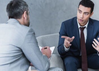 5 movimentos sutis de poder que desarmam completamente um manipulador