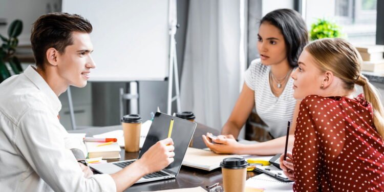 15 truques psicológicos que as pessoas usam para fazer os outros duvidarem de si mesmas