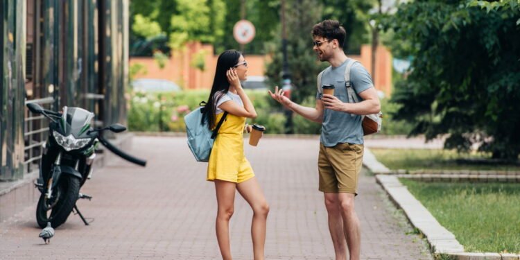 Como saber se alguém gosta de você nos primeiros 5 minutos de conversa, segundo a psicologia