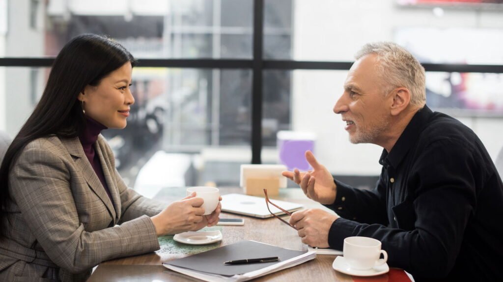 Como saber se alguém gosta de você nos primeiros 5 minutos de conversa, segundo a psicologia