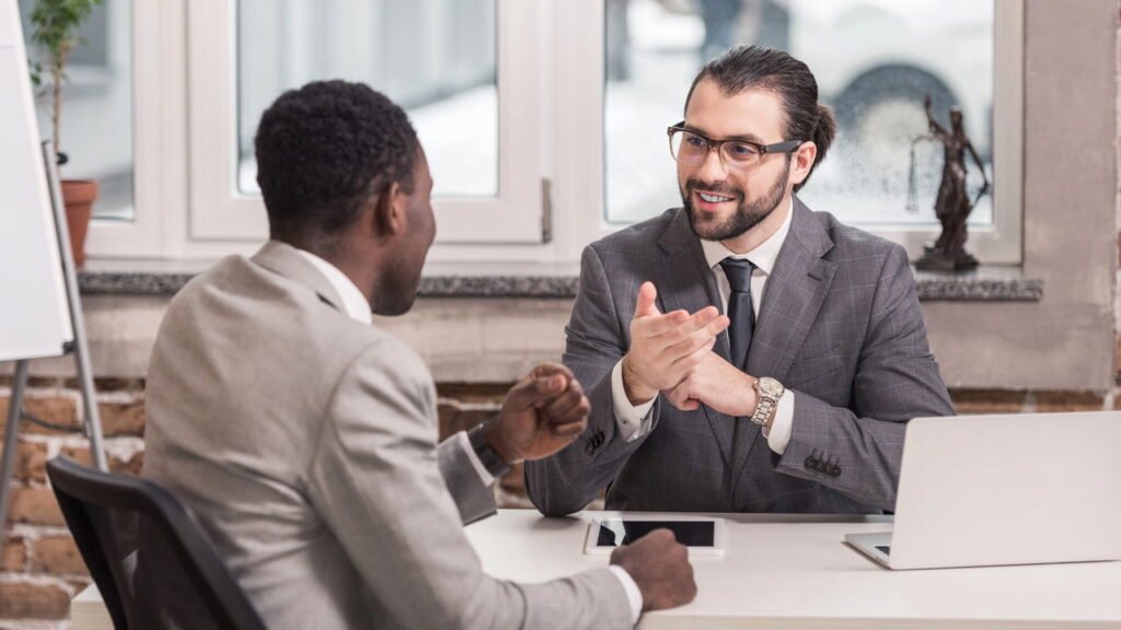 O que significa quando alguém acena muito ao falar segundo a psicologia