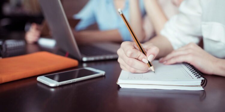 Por que alguns misturam minúsculas e maiúsculas na hora de escrever, segundo a grafologia