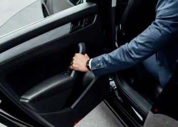 O que significa encontrar uma moeda na porta do carro