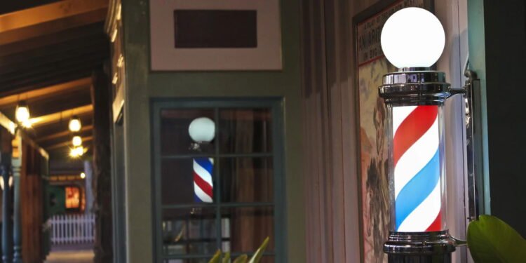 O que significa o poste giratório colorido nas barbearias