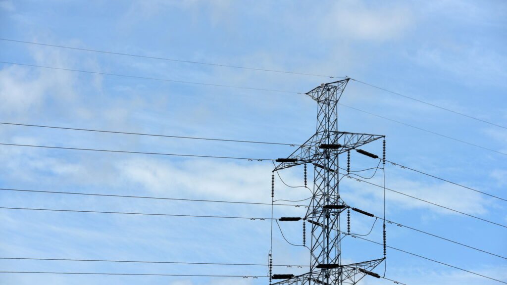 Já viu as bolas vermelhas nas linhas de energia? Saiba o que significam e por que são importantes