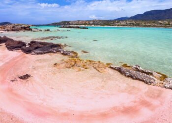 Conheça a praia de areia rosa no Brasil que parece um sonho