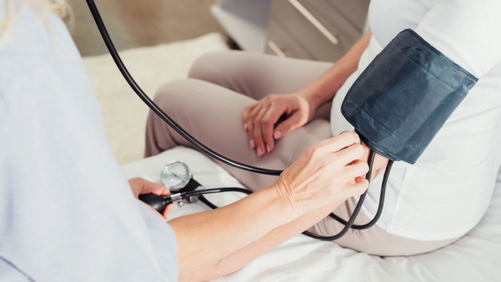 A maioria das pessoas não percebe que esse hábito diário comum está aumentando a pressão arterial