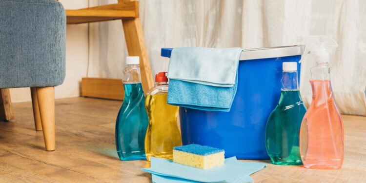 As únicas 5 coisas que você realmente precisa no seu armário de limpeza