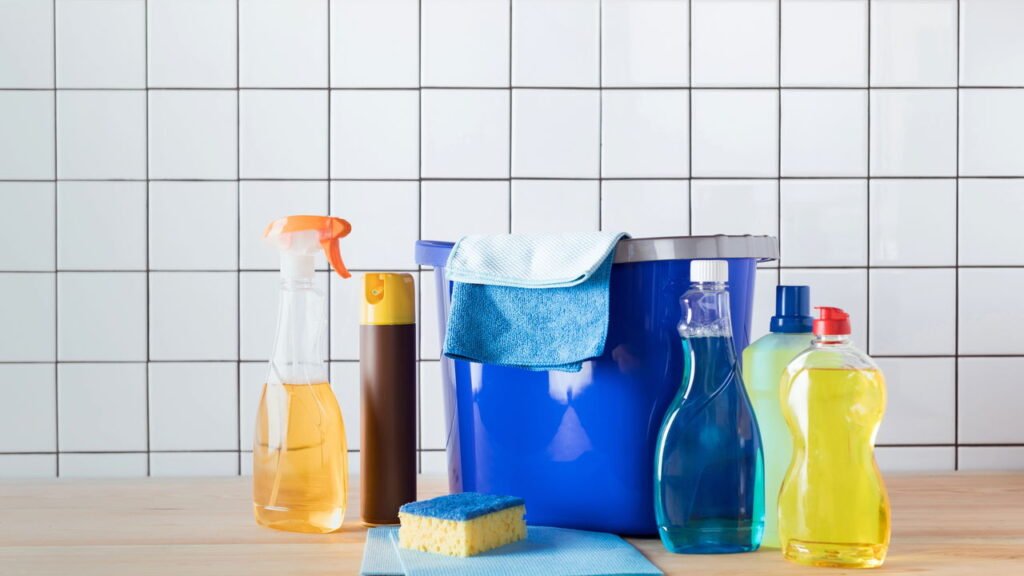 As únicas 5 coisas que você realmente precisa no seu armário de limpeza