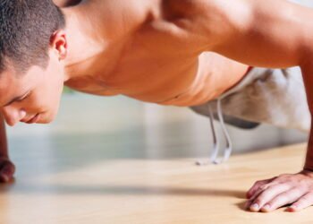 Quatro exercícios para definir seu peitoral em casa com segurança