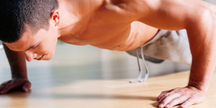Quatro exercícios para definir seu peitoral em casa com segurança