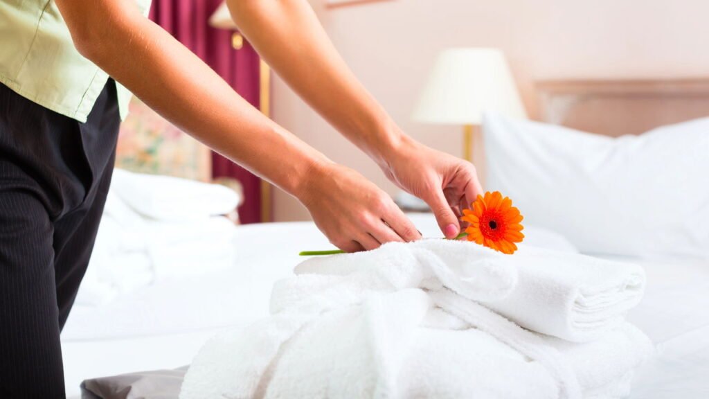 O segredo dos hotéis para limpar colchões de quarto