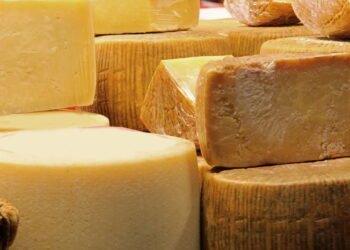 Alimentos que provocam inchaço facial e como evitar o problema