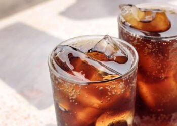 O que acontece no corpo ao trocar refrigerante por água com gás?