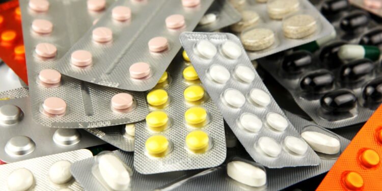 Como você provavelmente erra ao guardar remédios em casa