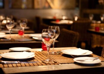 8 sinais de alerta de que você deve sair daquele restaurante imediatamente