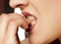 O que significa roer as unhas, segundo a psicologia