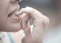 O que significa roer as unhas, segundo a psicologia