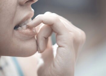 O que significa roer as unhas, segundo a psicologia