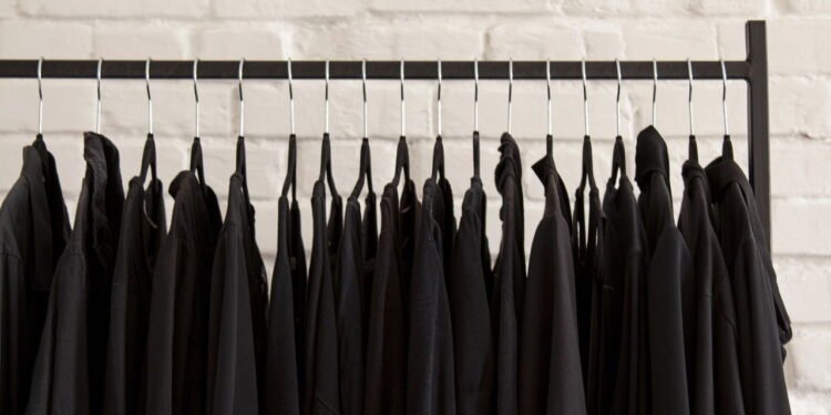 O que dizem os psicólogos sobre usar muita roupa preta?