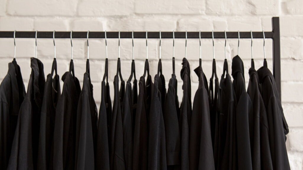 O guia definitivo para deixar suas roupas pretas por mais tempo