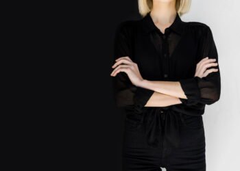 Como devolver a cor preta às roupas sem sair de casa