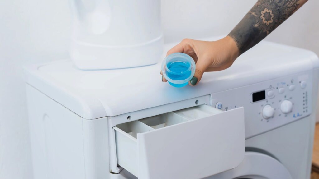 Os cinco erros ao usar sabão líquido que danificam a máquina de lavar, segundo especialistas