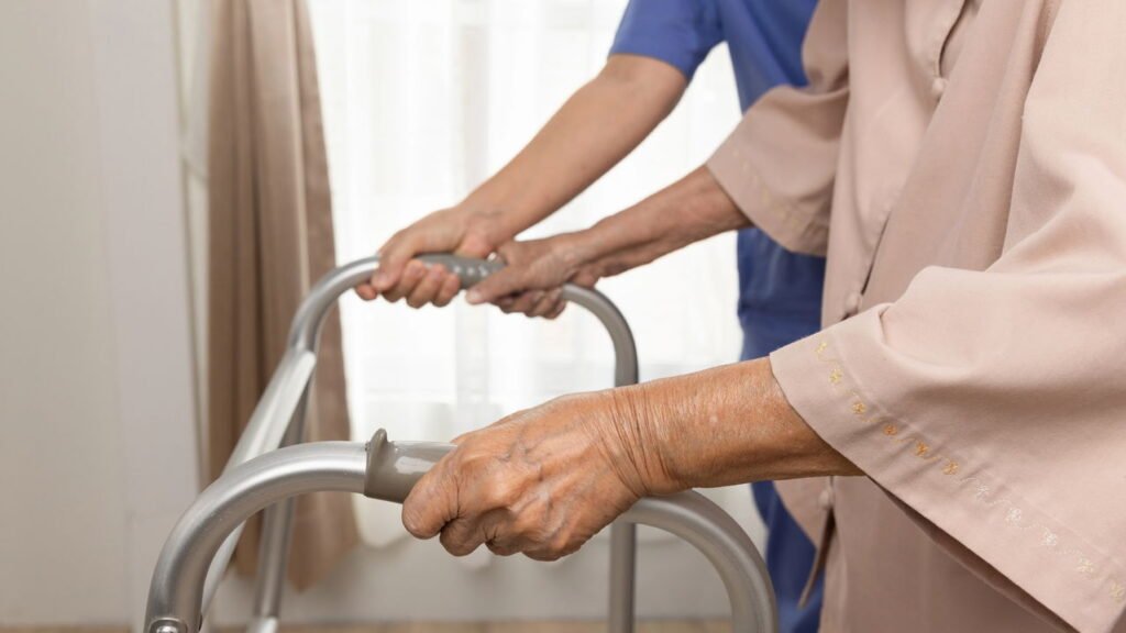 Perda de massa muscular na velhice pode ser evitada com esses cuidados