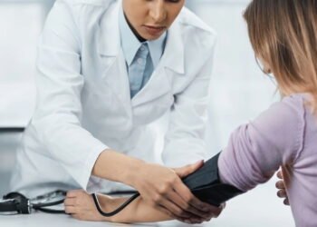 Novas diretrizes para pressão arterial recomendam reduzir essas duas coisas