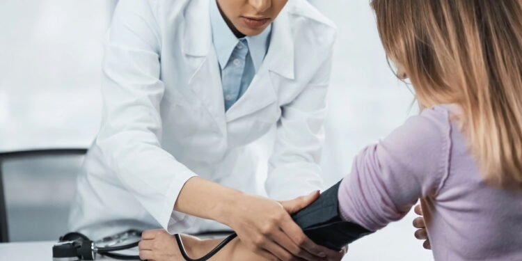 Novas diretrizes para pressão arterial recomendam reduzir essas duas coisas