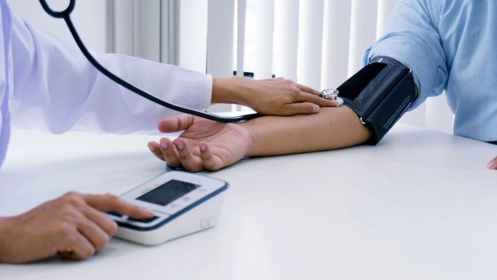 Novas diretrizes para pressão arterial recomendam reduzir essas duas coisas