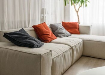 Veja o segredo da receita caseira que deixa qualquer sofá como novo