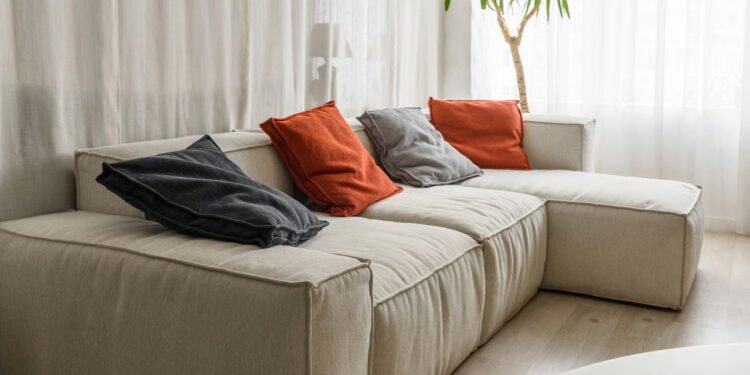 Veja o segredo da receita caseira que deixa qualquer sofá como novo