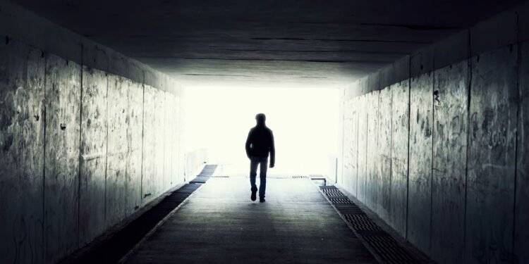 O que significa sonhar com alguém que já morreu segundo a psicologia? // Créditos: depositphotos.com / Gladkov