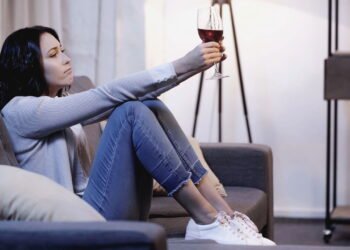 A psicologia diz que preferir a solidão à socialização constante é um sinal sutil dessas 7 características únicas