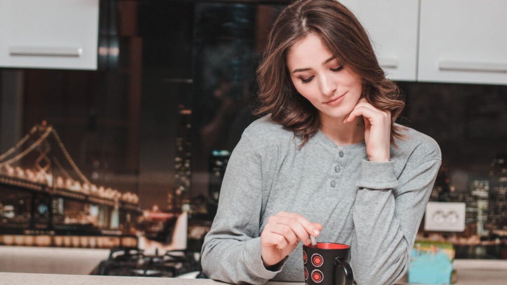 A psicologia diz que preferir a solidão à socialização constante é um sinal sutil dessas 7 características únicas