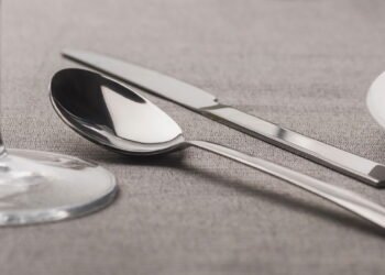 O truque com papel alumínio que deixa os talheres parecendo novos